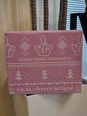 Ariana Grande Holiday Fragrance Gift Box - Pink & White Knit Motif